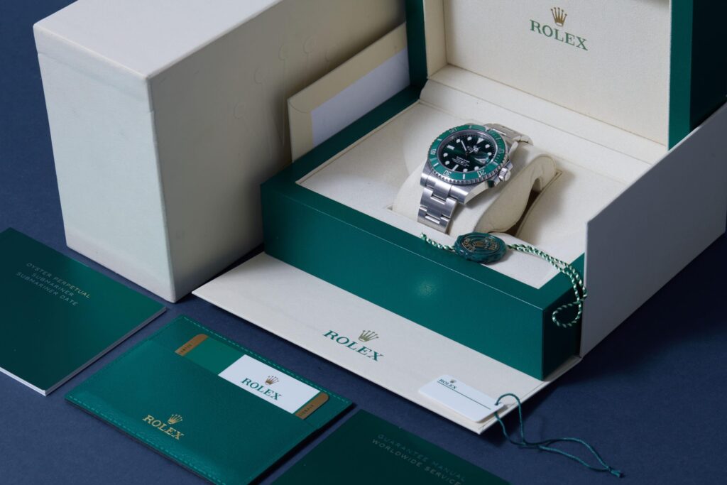 Rolex Submariner Date 116610LV 'Hulk' - image 5